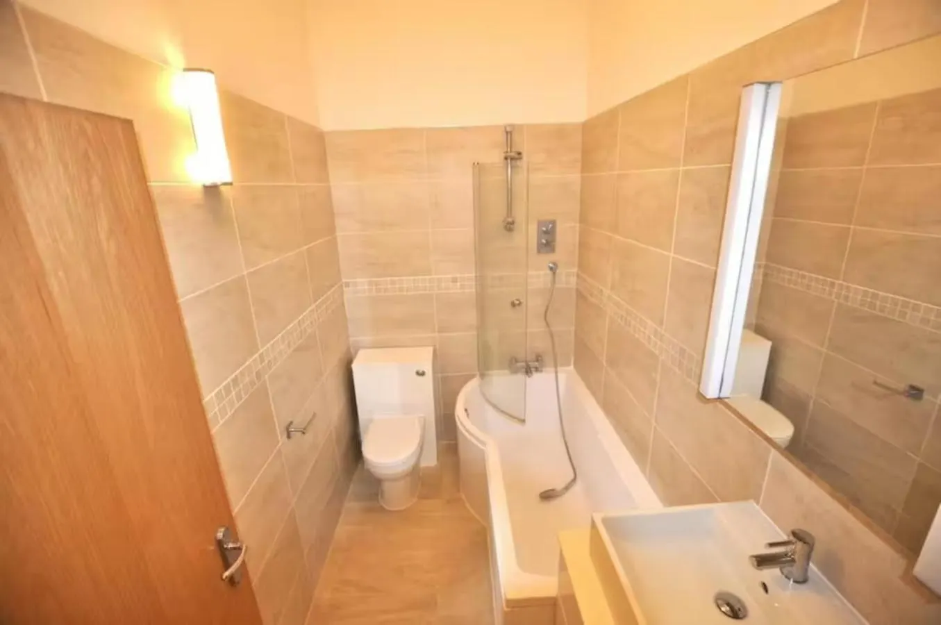 Reigate Lovely Spacious Apartment 0*,  United Kingdom