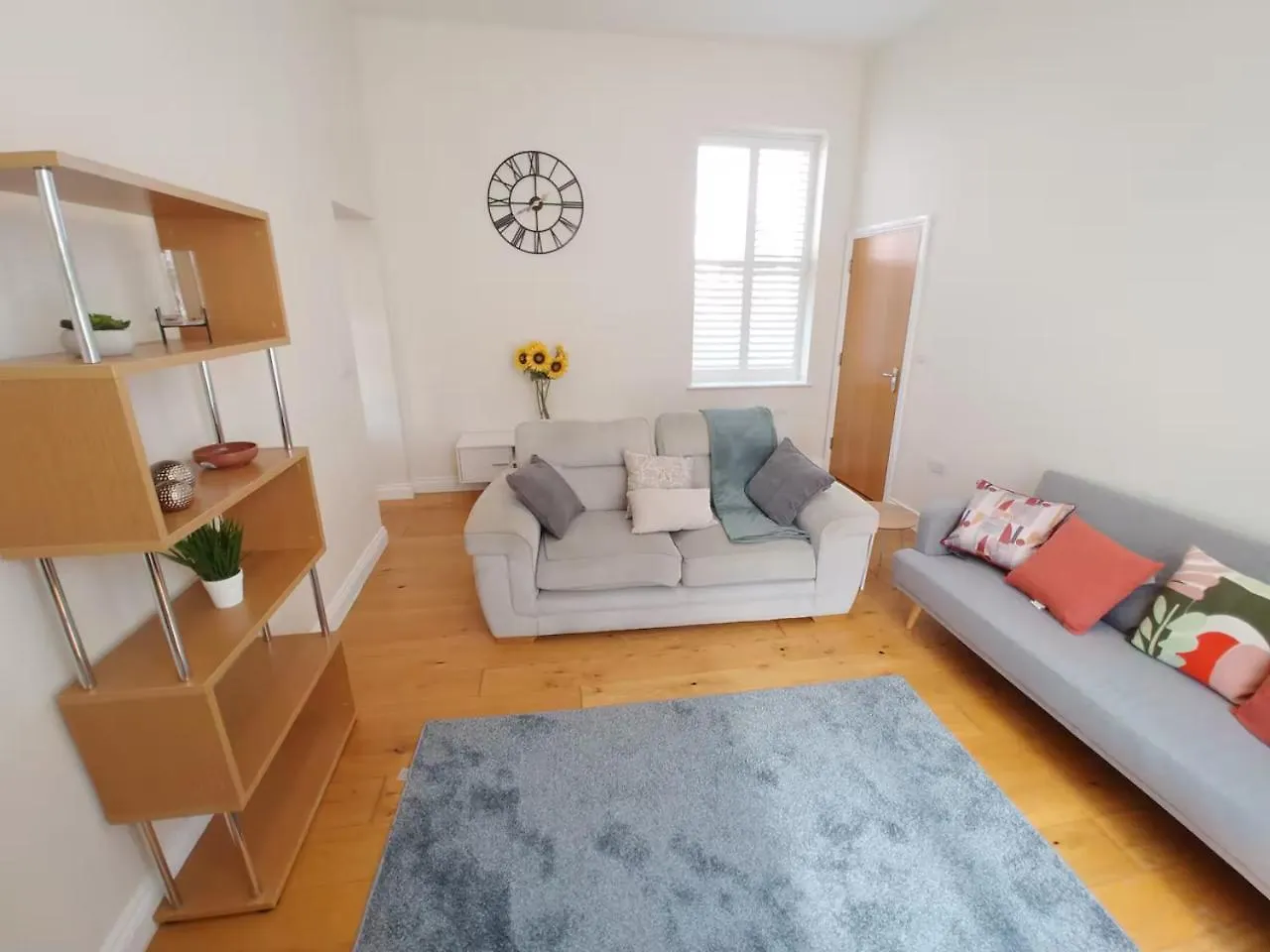Reigate Lovely Spacious Apartment 0*,