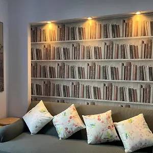 Lovely Near Gatwick Airport Apartment